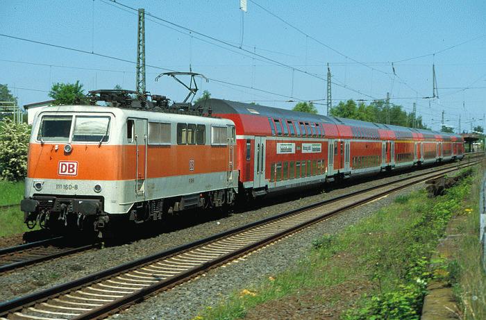 111 160-8 am 06.05.2000 in Nieder Wllstadt mit RE 15375 Gieen - Frankfurt/Main