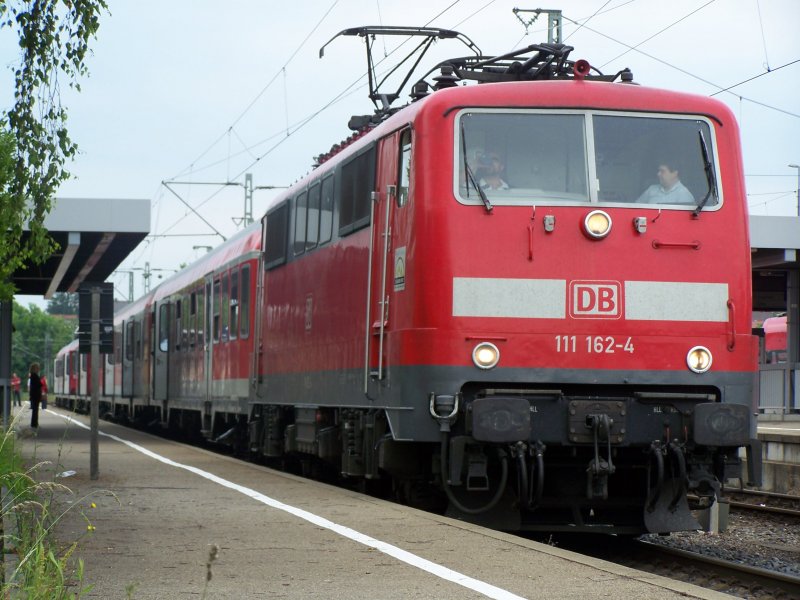 111 162-4 mit einem RegionalExpress nach Stuttgart Hbf in Crailsheim. Aufgenommen im Sommer 2007