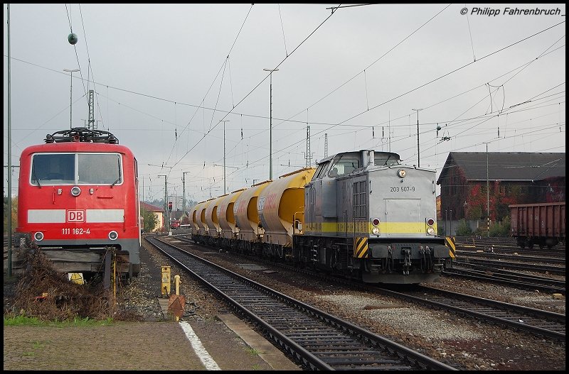 111 162-4 ruht sich bers Wochenende mit einer N-Wagen-Garnitur aus Stuttgart zwischen Gleis 4 und 5 des Aalener Bahnhofs aus, whrend auf Gleis 6 gerade 203 507-9 das  Josera-Zgle  ber die Brenzbahn (KBS 757) nach Blaubeuren bringt.