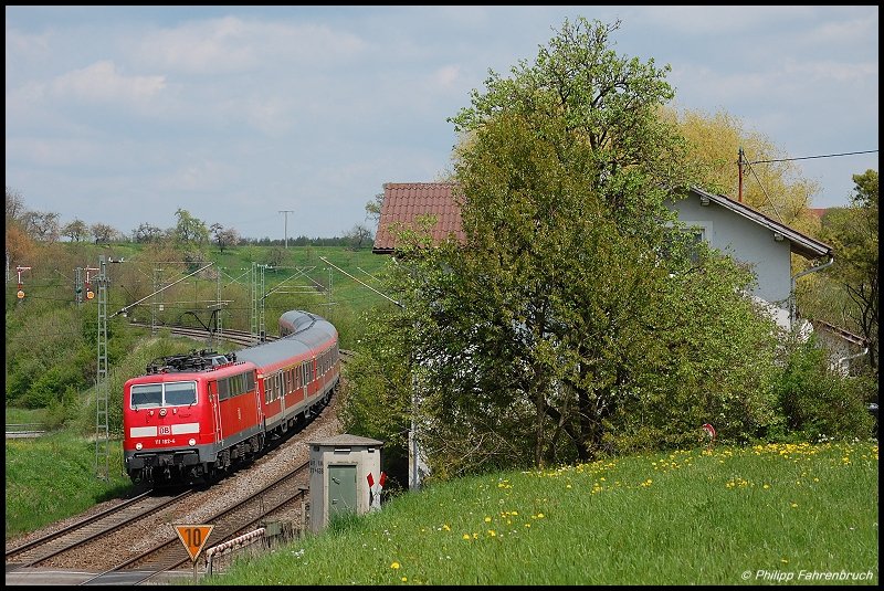 111 164 befrdert zur Mittagszeit des 04.05.08 RE 19930 von Nrnberg Hbf nach Stuttgart Hbf, aufgenommen am Km 77,6 der Remsbahn (KBS 786) in Hhe Aalen-Oberalfingen. Planmig wird hier im Regio-Verkehr mit Triebwagen gedieselt und das in der Regel via Brenzbahn nach Ulm. Am 03.05.08 und 04.05.08 erfolgte eine Streckensperrung auf der Murrbahn, sodass der gesamte Durchgangsverkehr ber Remsbahn - Aalen - Obere Jagsttelbahn umgeleitet wurde.