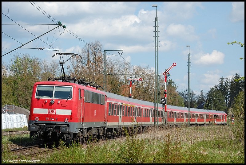 111 164 verlsst zur Vormittagszeit des 03.05.08 mit RE 19917 den Goldshfer Bahnhof in Richtung Crailsheim, das Fahrtziel ist Nrnberg Hbf. Planmig wird hier im Regio-Verkehr mit Triebwagen gedieselt und das in der Regel bis Crailsheim. Am 03.05.08 und 04.05.08 erfolgte eine Streckensperrung auf der Murrbahn, sodass der gesamte Durchgangsverkehr ber Remsbahn - Aalen - Obere Jagsttelbahn umgeleitet wurde.