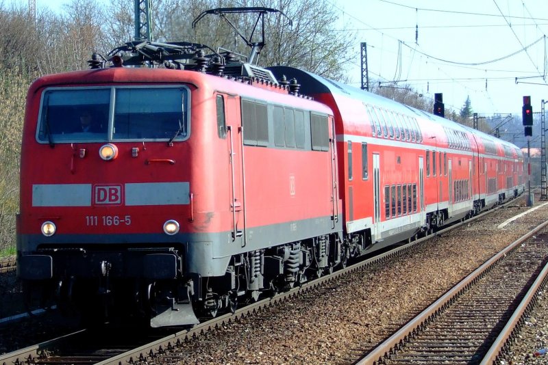 111 166 am 6.4.2007 mit RE von Nrnberg nach Mnchen bei der Einfahrt in Freising.