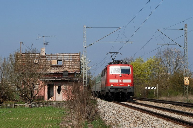 111 166 mit RE 454 vor Oberschleiheim (11.04.2007)