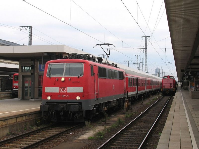 111 167-3 mit RE 4143 Nrnberg Hauptbahnhof-Augsburg Hauptbahnhof auf Nrnberg Hauptbahnhof am 14-08-2005.