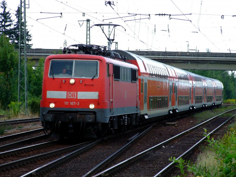 111 167 mit RE von Mnchen Hbf nach Nrnberg Hbf bei der Durchfahrt durch Obertraubling (3.8.2007)