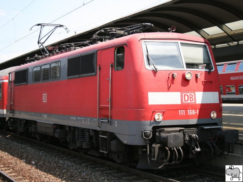 111 168-1 steht kurz nach der Ankunft mit der Regionalbahn aus Kronach am 8. Juni 2008 im Bahnhof Lichtenfels.