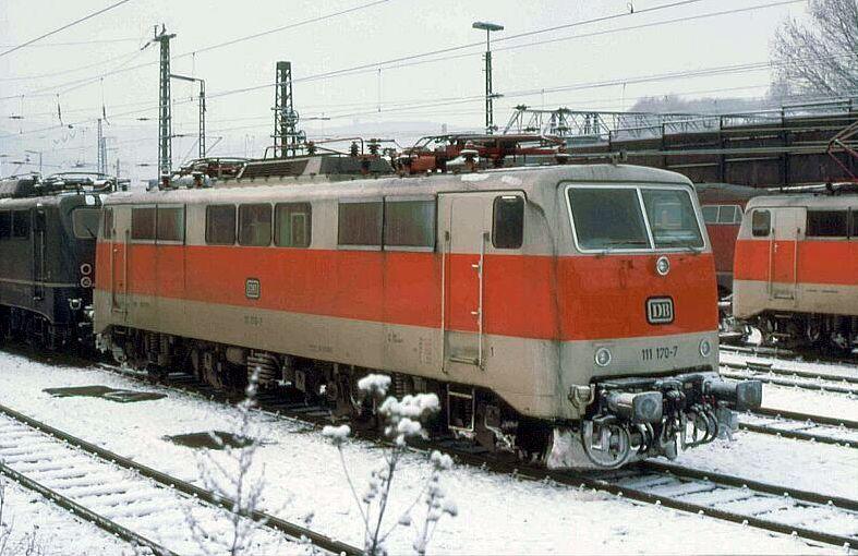 111 170-7 wartet im Bw Hagen-Eckesey auf ihren nchsten 
Einsatz.(1982)