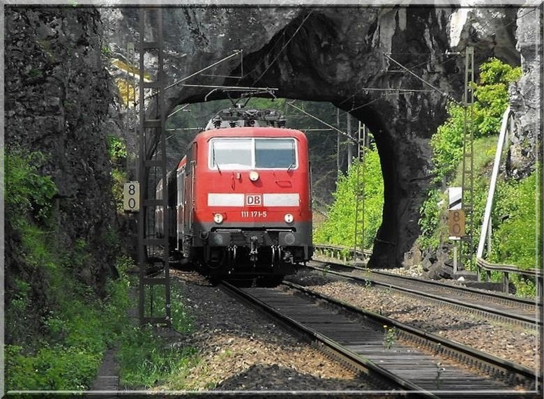 111-171 am Felsentor der KBS 880 mit einer Regionalbahn nach Plattling.(o2.05.2009)