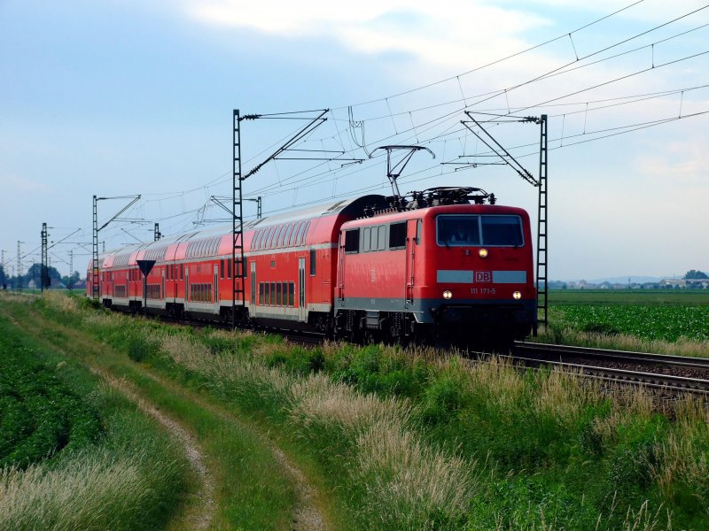111 171 mit RB/RE aus Nrnberg Hbf nach Plattling am 8.6.07 kurz vor dem Endhaltepunkt Plattling.