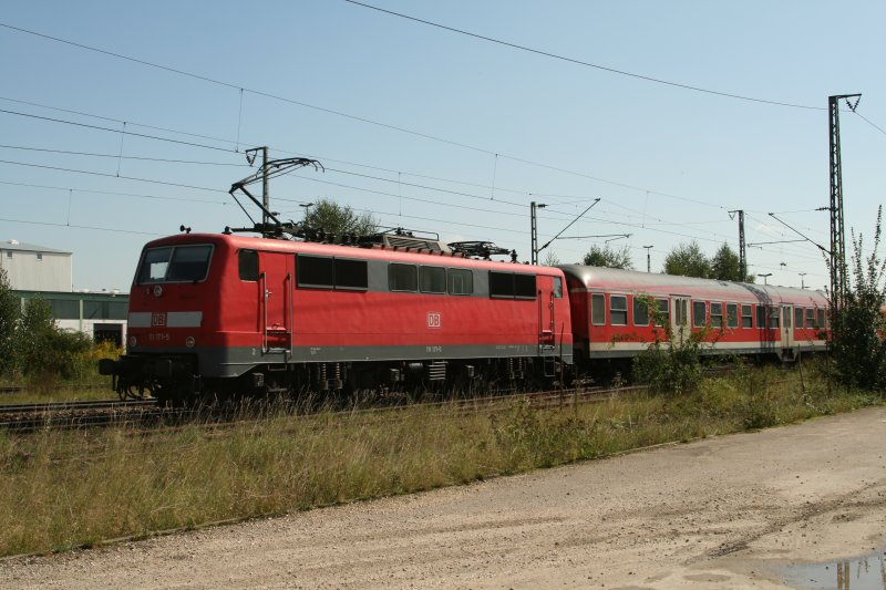 111 171 schiebt eine RB nach Plattling in den Bahnhof Obertraubling.13.09.07