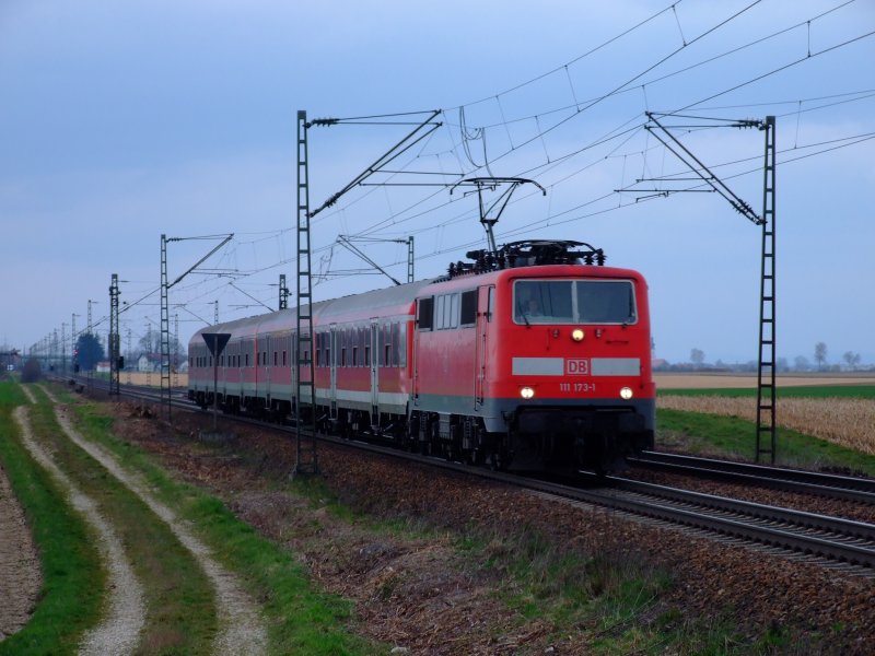 111 173 mit RB 32173 kurz vor dem Endhaltepunkt Plattling am 18.03.2007.
