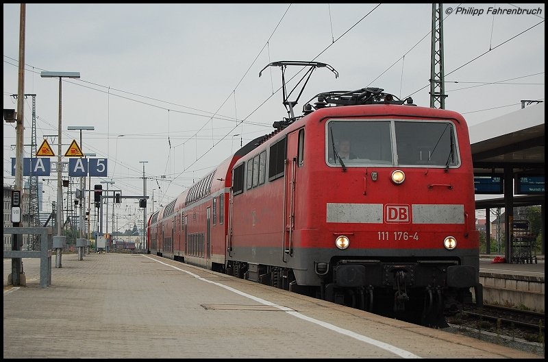 111 176-4 f�hrt am 06.09.07 mit einer Doppelstockwagen-Garnitur in den N�rnberger HBF ein.