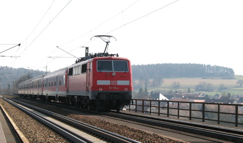 111 176-4 fhrt mit einer Regional Bahn ber die Donau. In wenigen Sekunden wird sie den Bahnhof Regensburg-Prfening erreichen. 