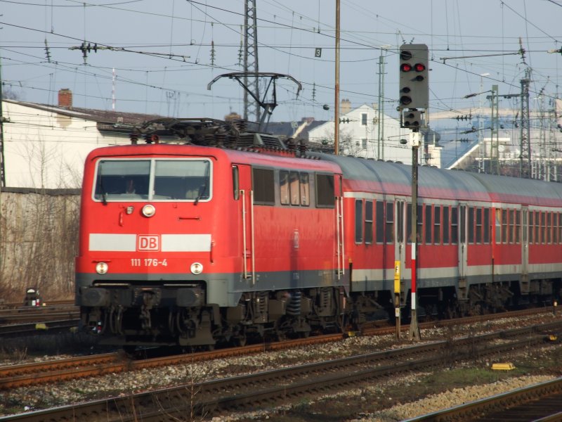 111 176 mit RB aus Plattling zur Weiterfahrt nach Neumarkt i.d.Obpf. am 17.02.2007 in Regensburg Hbf.