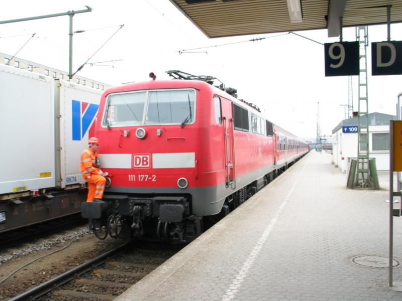 111 177 2 beim Rangieren am 20.3.06 im HBF Regensburg.