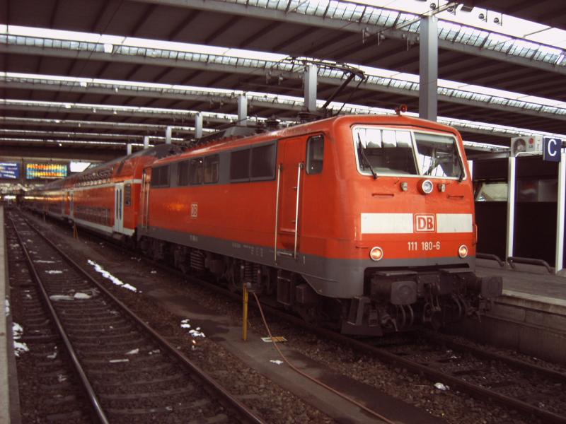 111 180 6 fhrt gerade mit einem RE aus Ingolstadt Nord in Mnchen HBF ein. 3.3.2006
