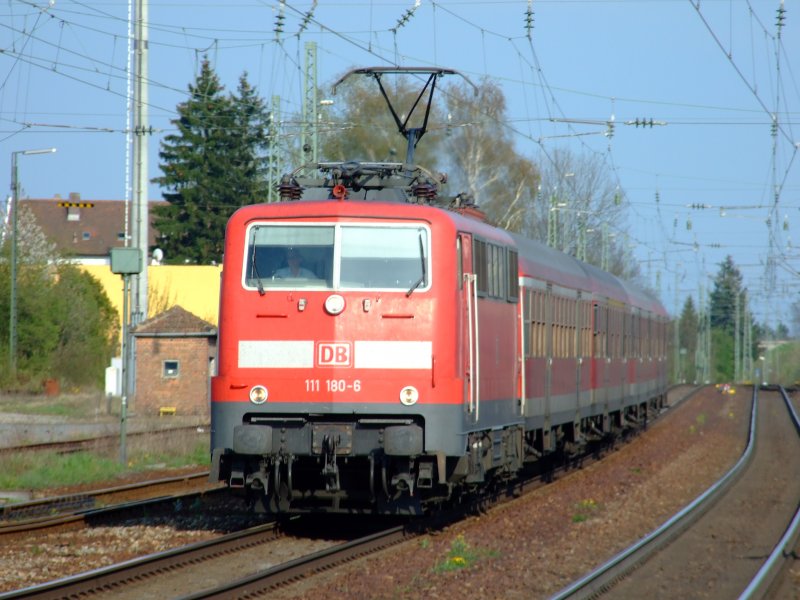 111 180 mit RB nach Neumarkt i.d.Obpf. am 11.04.2007 bei der Einfahrt in Straubing.