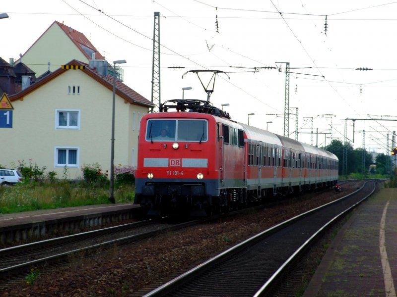 111 181 mit RE von Regensburg Hbf nach M�nchen Hbf am 3.8.2007 bei der Durchfahrt durch Obertraubling.