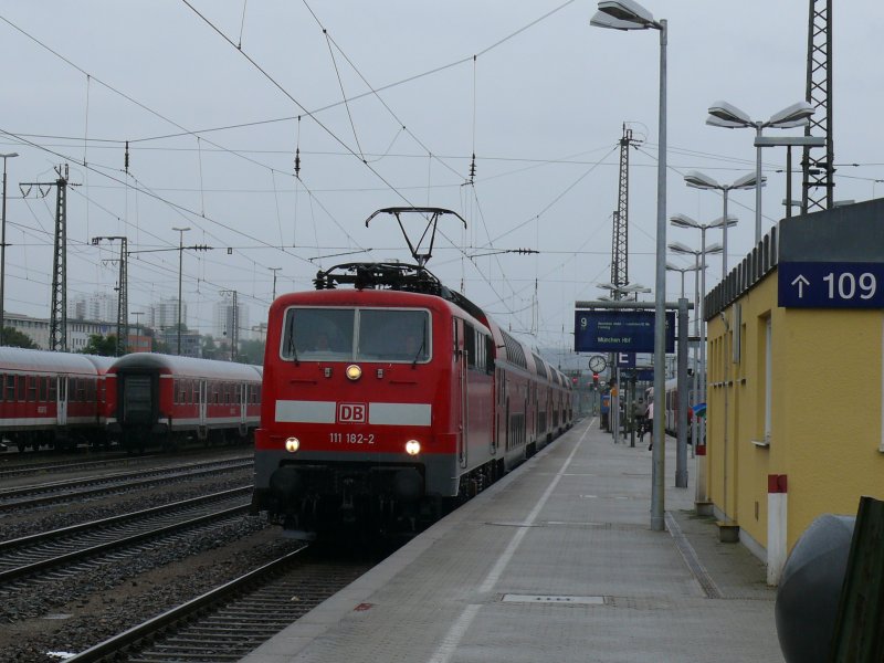 111 182-2 mit RE von Nrnberg nach Mnchen Hbf bei der Einfahrt in Regensburg Hbf, 18.07.2009