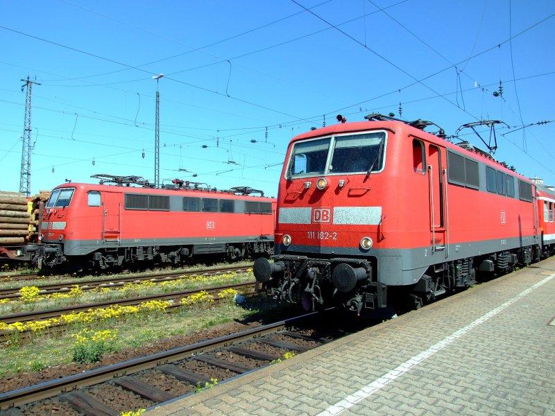 111 182 mit RB nach Regensburg und 111 225 abgestellt am 22.04.2007 in Plattling.