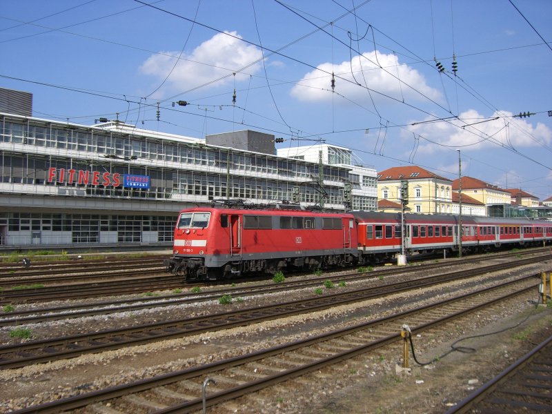 111 186 am 14.08.2007 bei der Ausfahrt aus Regensburg.