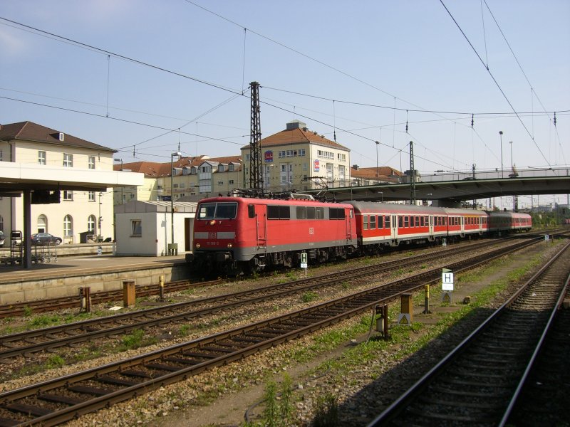 111 186 mit einem RegionalExpress in Rgbg. (14.08.2007)
