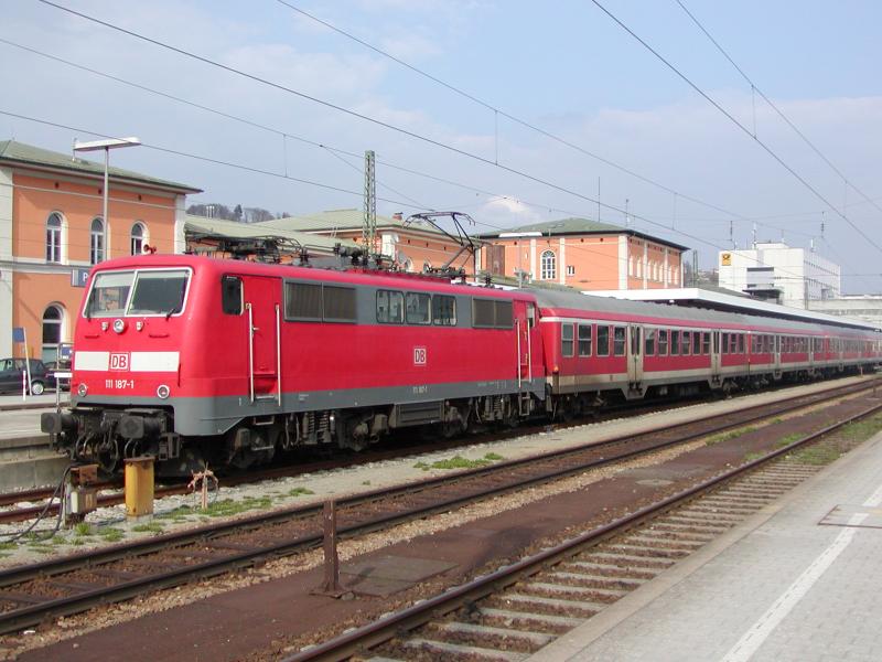 111 187 am 19.04.2006 in Passau Hbf