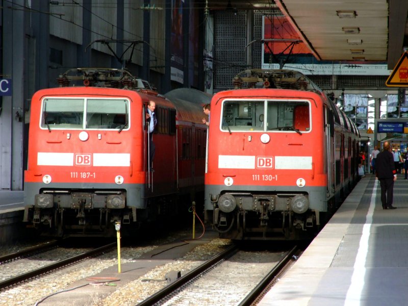 111 187 mit RE nach Passau Hbf und 111 130 mit RE nach Regensburg Hbf am 30.06.2007 in Mnchen Hbf.
