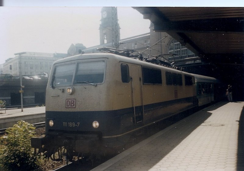 111 189 im August 1997 im Hamburger Hbf.