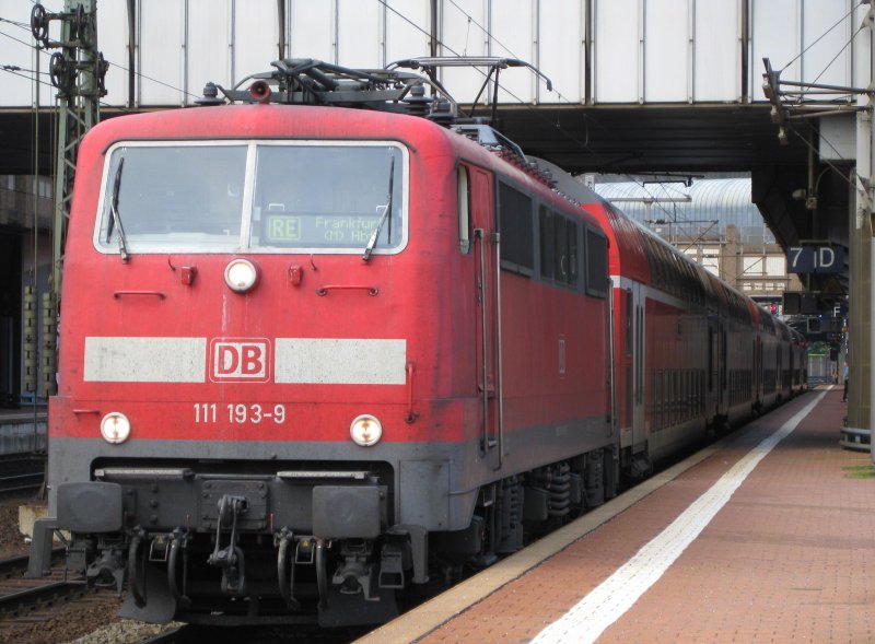 111 193-9 beim Zwischenhalt mit RE 4111 Kassel Hbf - Frankfurt (M) Hbf in Kassel-Wilhelmshhe am 1.05.09 auf Gl. 7. Nchster Halt ist Wabern.