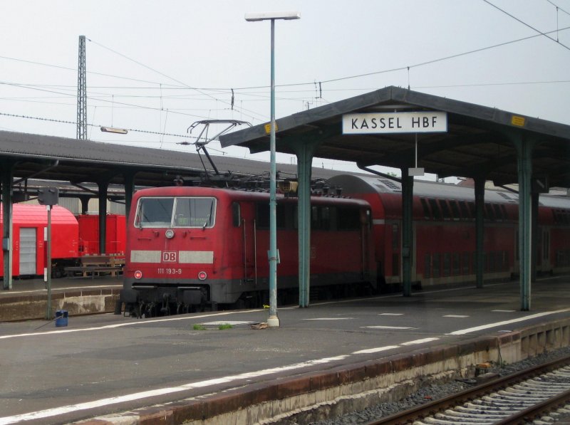 111 193-9 ist soeben mit dem RE 4106 aus Frankfurt (M) Hbf in Kassel Hbf eingetroffen und wird nach einem 49 Mintigem Aufenthalt den RE 4111 zurck nach Franfurt bringen. Aufgenommen aus dem RE 3921.