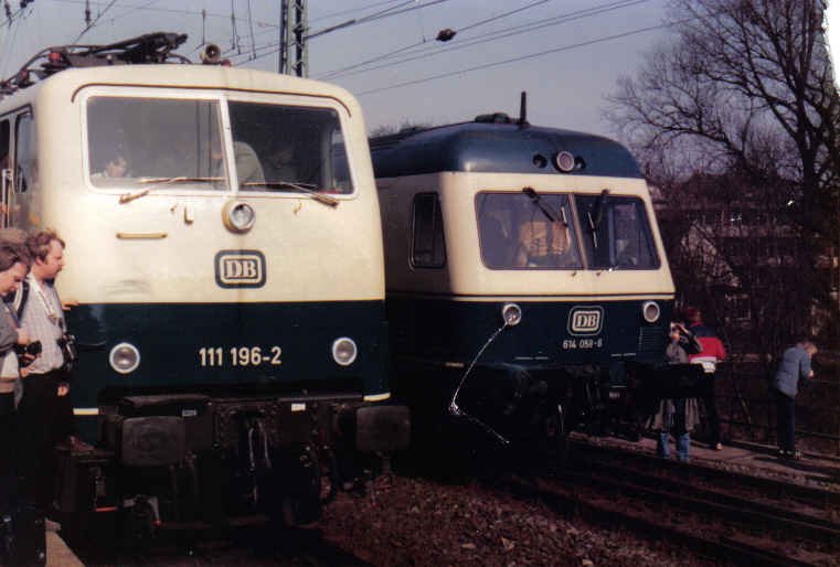 111 196-2 und 614 058-8 whrend einer Fahrzeugschau Anfang der achtziger Jahre in Hannover Hbf.