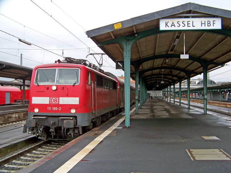 111 196 mit RE in Kassel Hbf, 27.2.09.