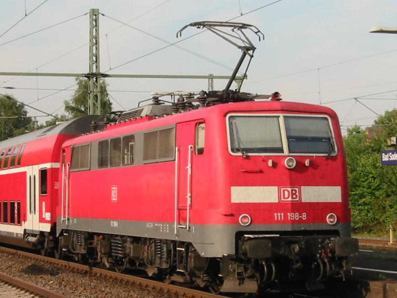 111 198-8 am 21.08.03 an einem RE nach Fulda im Bahnhof von Bad Soden-Salmnster.