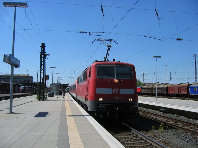111 200-2 + 111 214 mit einem Regional Express nach Wrzburg HBf am 11.05.2008 in Aschaffenburg Hbf