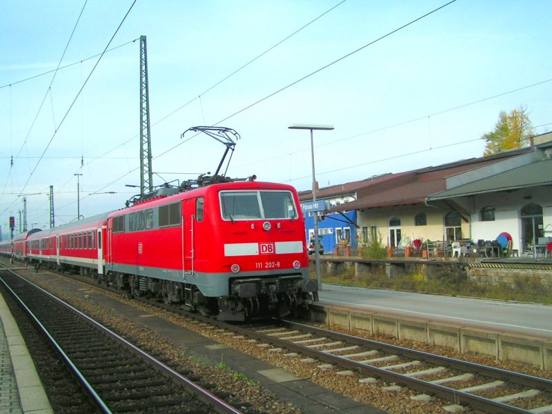 111 202-8 dient fr RE 4281 als Schublok; Passau Hbf 061111