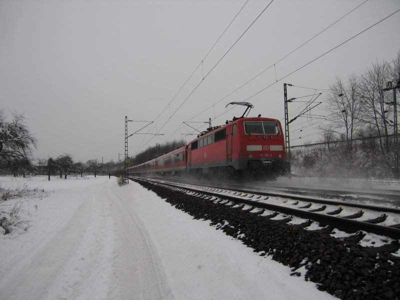 111 203-6 mit Regionalexpress (Steuerwagen voraus) am 4.3.2006 14:39 zwischen Kleinostheim und Aschaffenburg (Abzweigung Steinerts). Am Vortag hatte es einen heftigen Wintereinbruch mit knapp 20 cm Schnee gegeben.