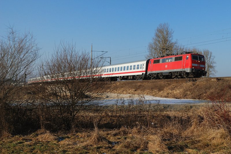 111 204 mit IC 73945 bei Hattenhofen (08.01.2009)