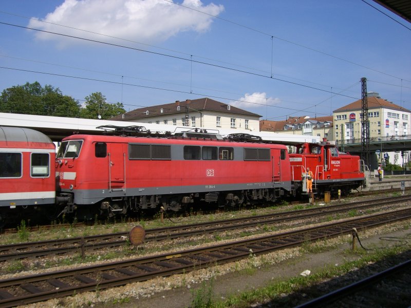 111 204 wird samt dem Zug von 363 132 rangiert. Regensburg, 14.08.2007!