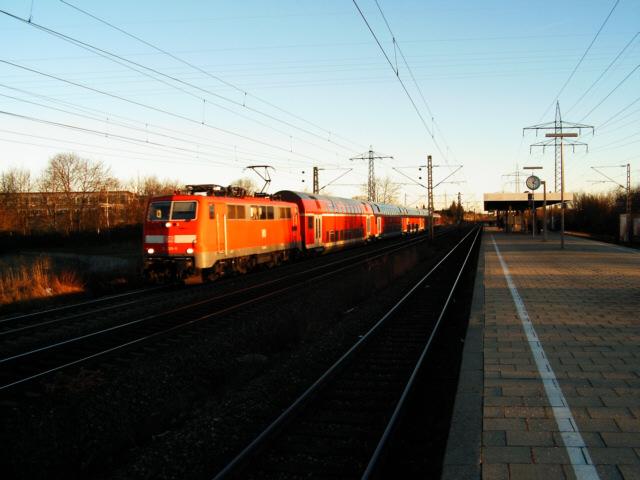 111 206 passiert bei letztem Licht den HP Mnchen-Langwied.