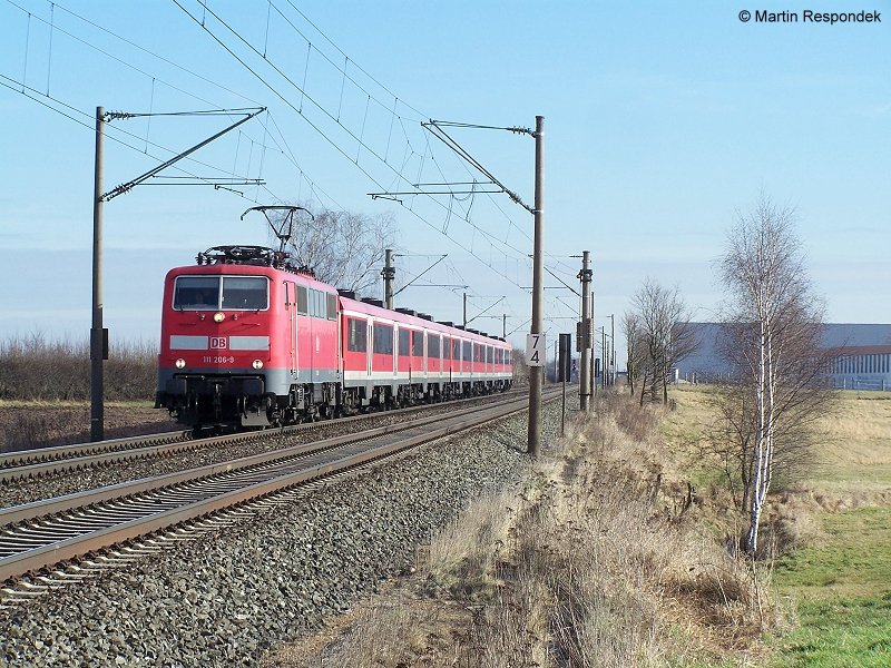 111 206 ist zieht eine Moduswagen-Garnitur am 08.Februar 2008 bei Frth(Bayern) vorbei. 