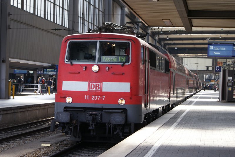 111 207-7 mit einem RE nach Passau in Mnchen Hbf am 30.05.09