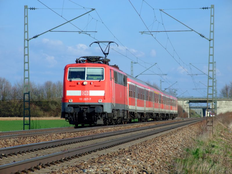 111 207 mit RB 32182 am 25.03.2007 kurz nach Plattling.
