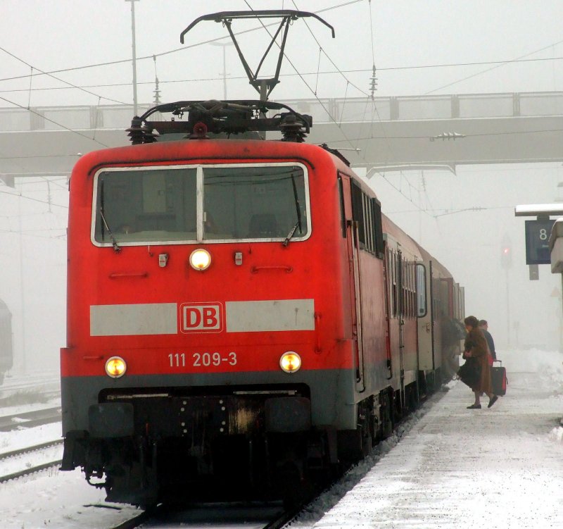 111 209 am 29.12.2006 mit RB nach Regensburg Hbf kurz vor der Abfahrt aus Plattling.