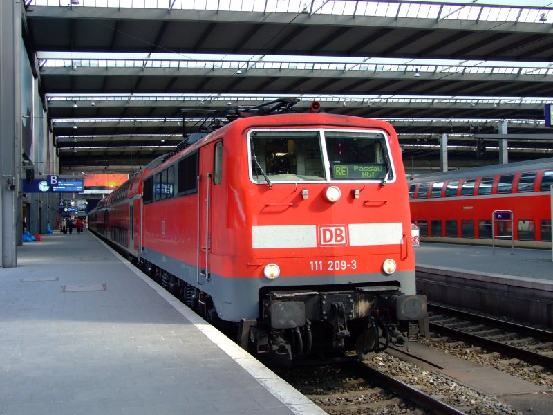 111 209 mit RE nach Passau am 31.03.2007 in Mnchen Hbf.