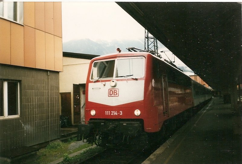 111 214 im Mai 1998 mit einer Regionalbahn nach M�nchen �ber die legend�re Karwendelbahn im Innsbrucker Hbf.