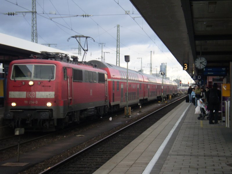 111 214 steht mit ihrem RE nach Augsburg abfahrbereit auf Gleis 7 des N�rnberger Hbfs.  25.12.08 