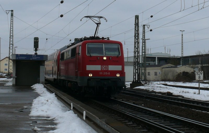 111 215-0 mit RE 4255 von Regensburg Hbf nach Mnchen Hbf bei der Durchfahrt in Obertraubling, 21.02.2009