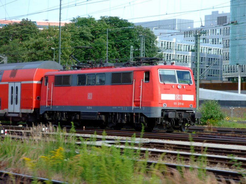 111 217 mit RE nach Donauw�rth am 30.06.2007 kurz nach der Ausfahrt aus M�nchen Hbf.