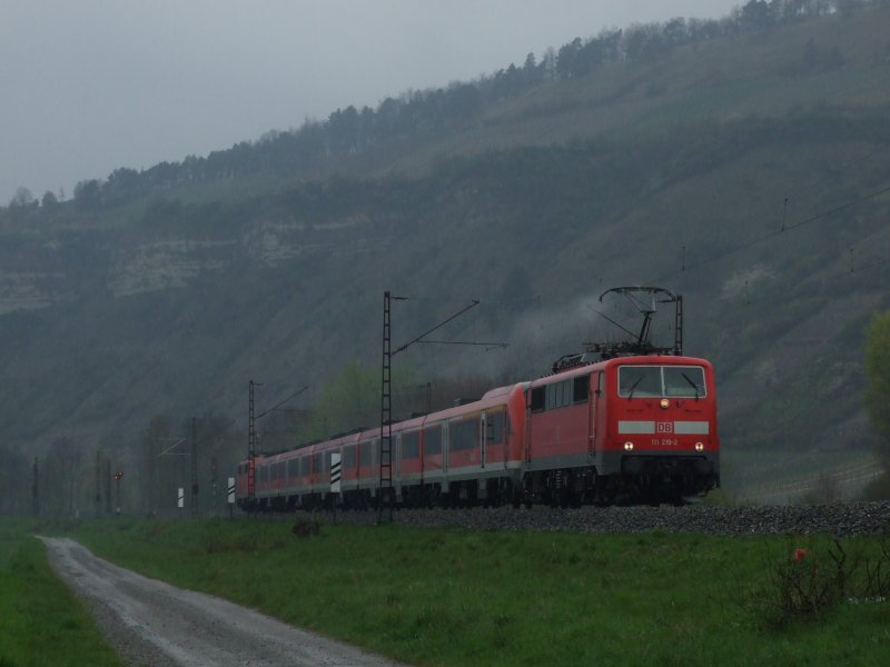 111 219 ist mit ihrem RE nach Wrzburg am 19.04.08 bei richtigem Mistwetter kurz vor Thngersheim 